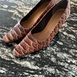 Elegant Brown Crocodile Pattern Women's Shoes